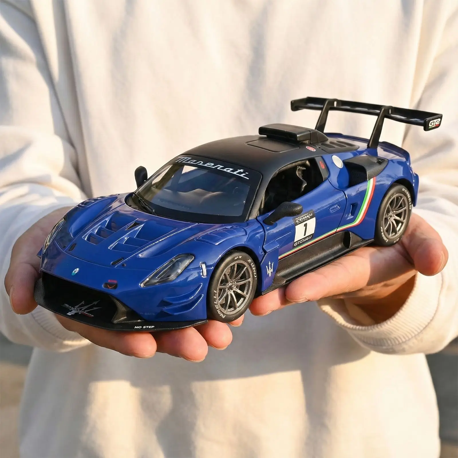

1:24 GT2 Alloy Die-Cast Model Car with Pull-Back Action, Sound and Light Effects - Simulation Toy for Boys