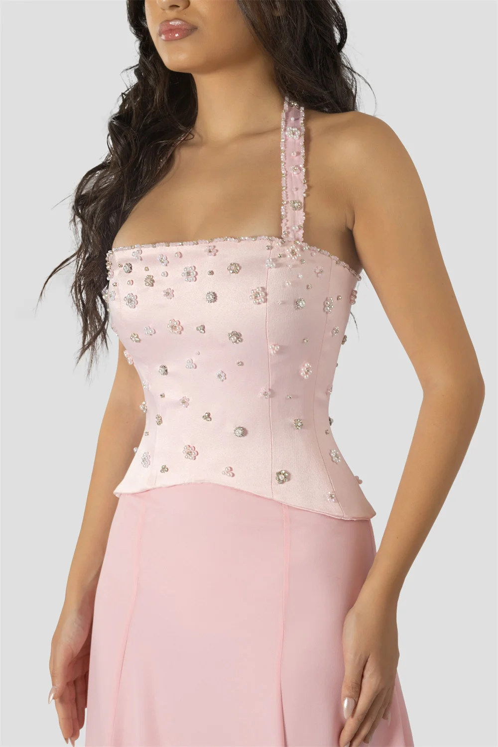 ชุดราตรีงานพรอมสีชมพูแบบคอ halter ประดับเพชร ดีไซน์ผูกเชือกด้านหลัง ทรงเอไลน์ แขนกุด ชายกระโปรงยาวแบบ sweep train ของ Cathy Customize