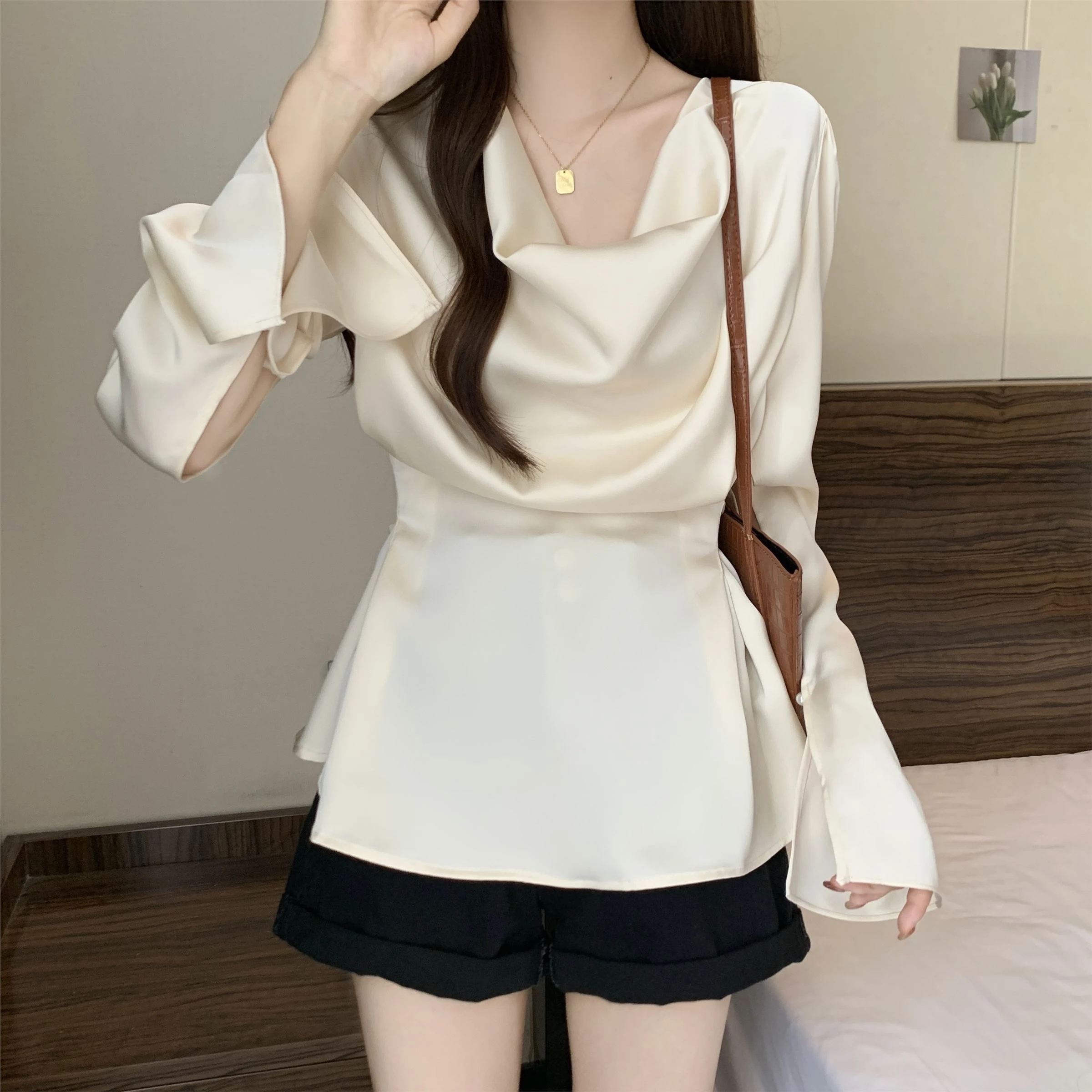 

Ele Satin irt Женский Slim Fit Bell Sve V-Ne Ранняя весна Faionable Commute Sle Long Sve Regular Length