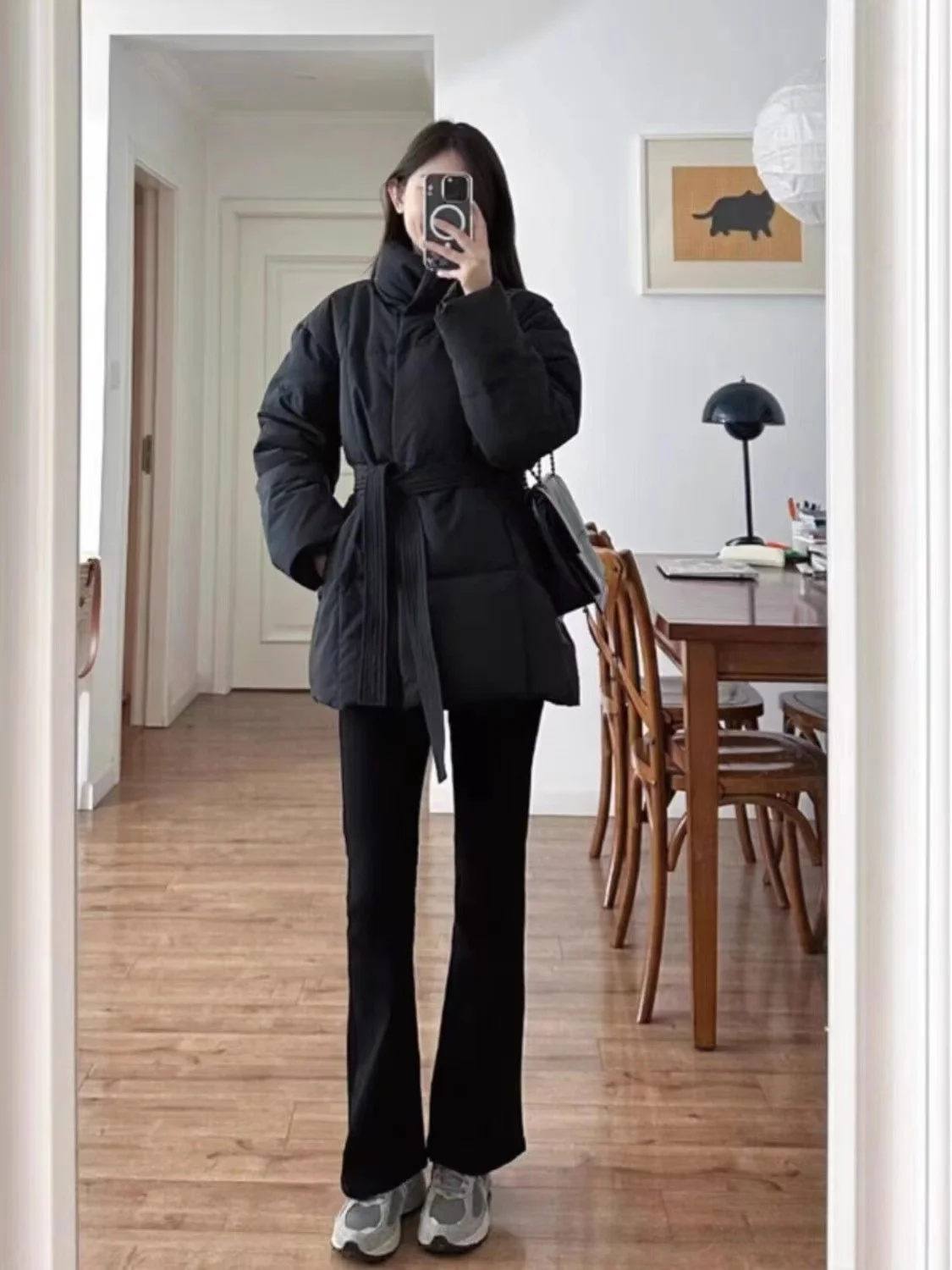 سترة نسائية شتوية جديدة سميكة من ريش البط الأبيض لعام 2025 مع خصر وياقة واقفة