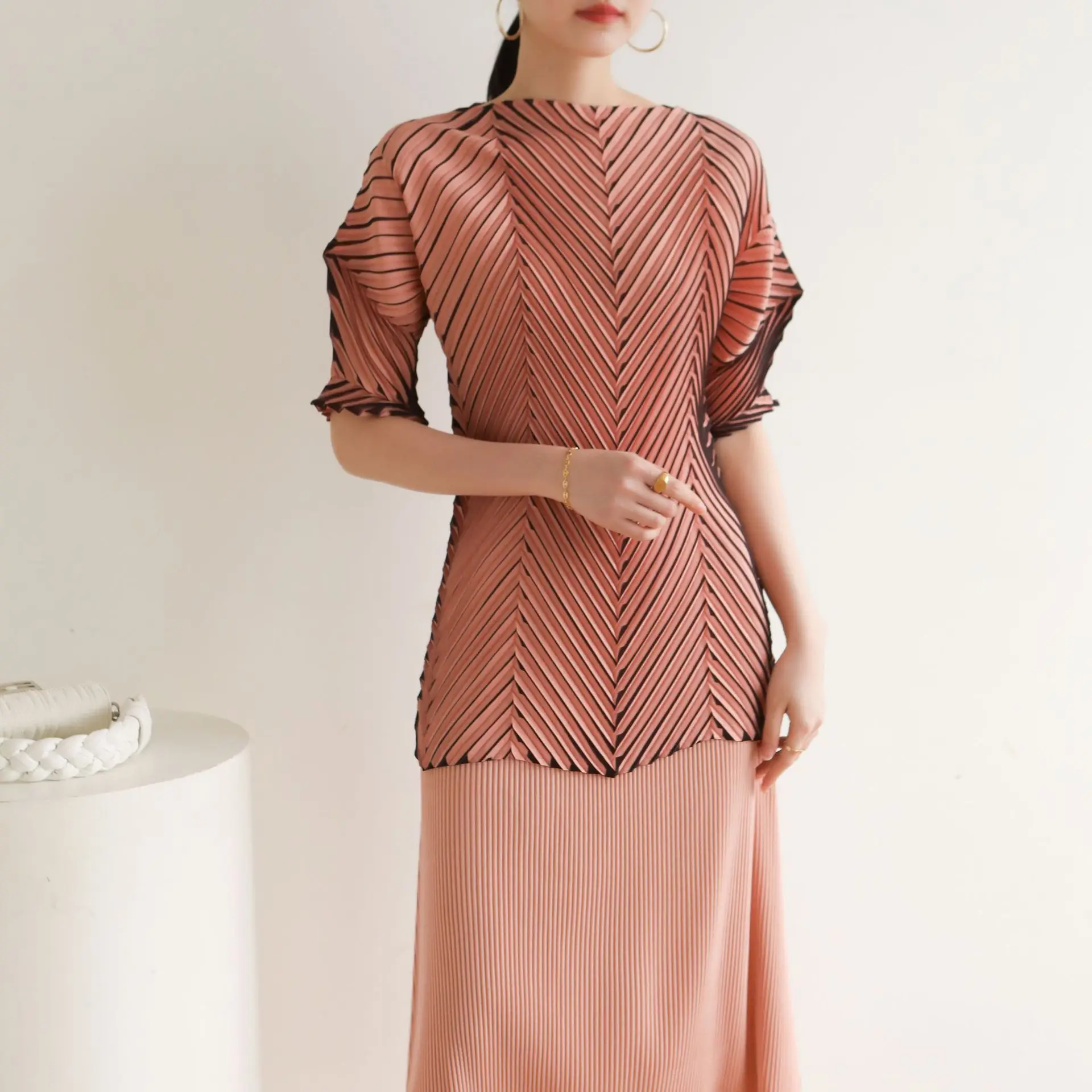 MIYAKE Wrinkle, hand pleat, gradual thinning, irregular fashion, high-end leisure, slim fitting T-shirt 1163
