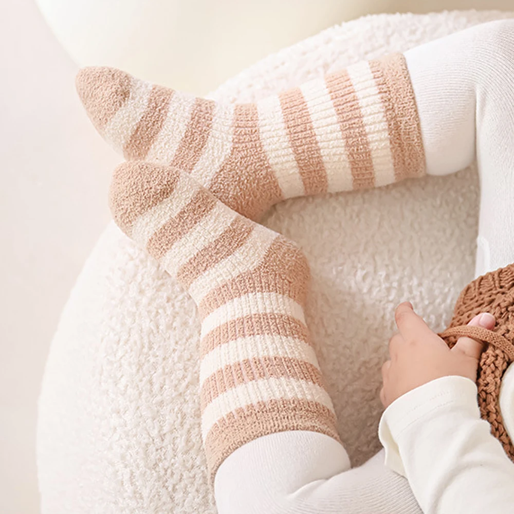 5 Paar/Lot Korallenfleece-Babysocken, Herbst-Winter, dicke, warme Socken für Kleinkinder, mittelhohe Socken, niedliche Cartoon-Frosch- und Streifenmuster, weiche Socken für Kleinkinder – Detail 2