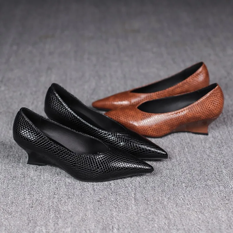 

Women's Large Size High Heeled Thick Heel Pointed Toe Shoes
