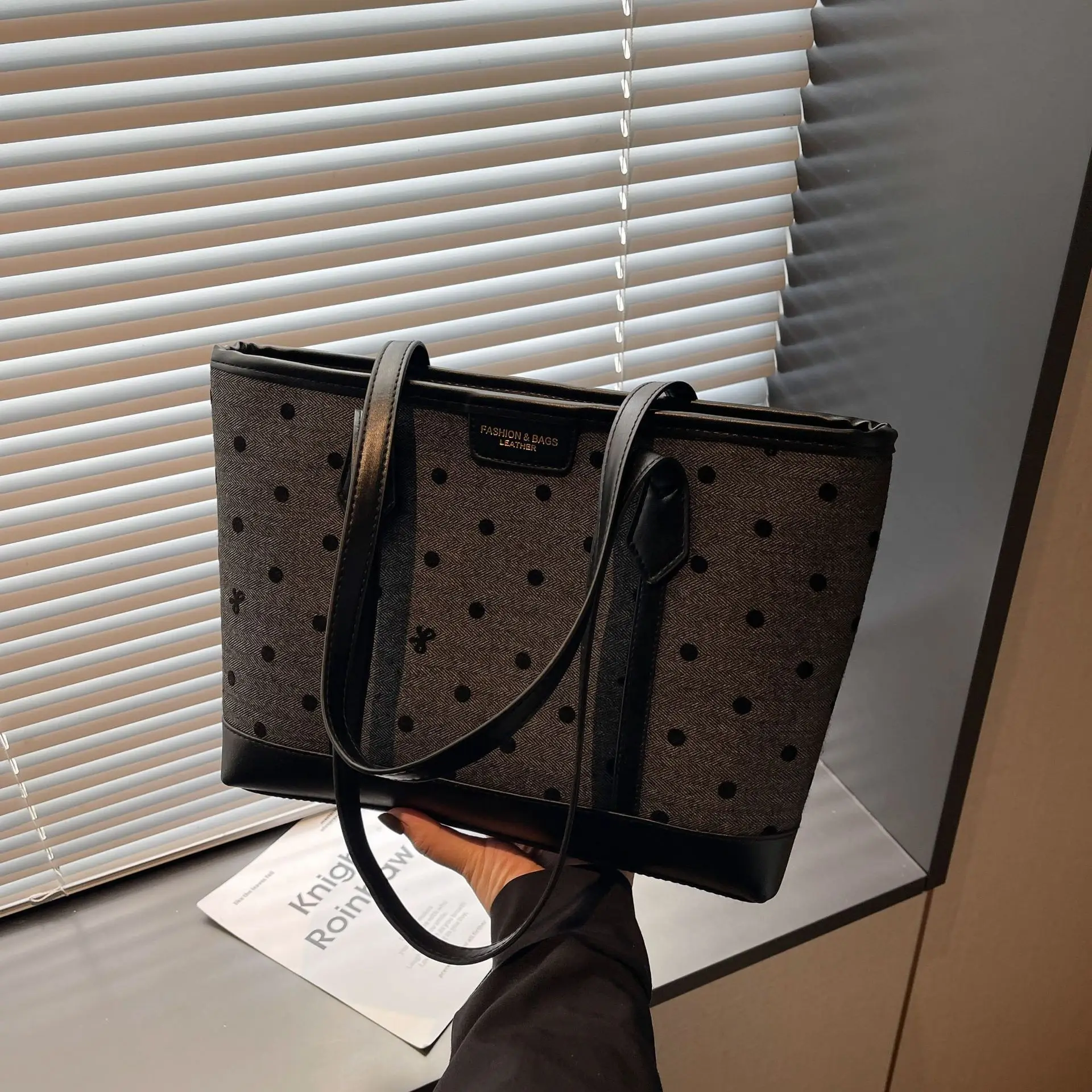 

Новая женская большая сумка с граффити, сумка через плечо большой вместимости, модель нишевого класса, повседневный модный стиль