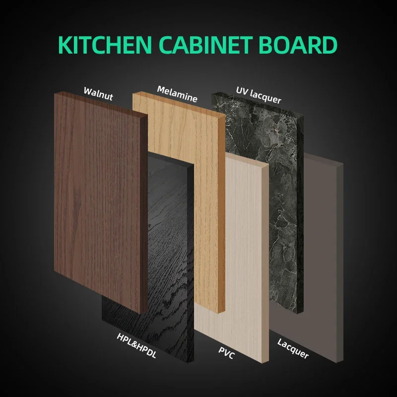 مجموعة خزائن المطبخ الحديثة مع خزائن شاكر بيضاء وجدران رمادية وشرائط خشبية وكراسي عالية يتم إضافة دفءها إلى تصميم المطبخ