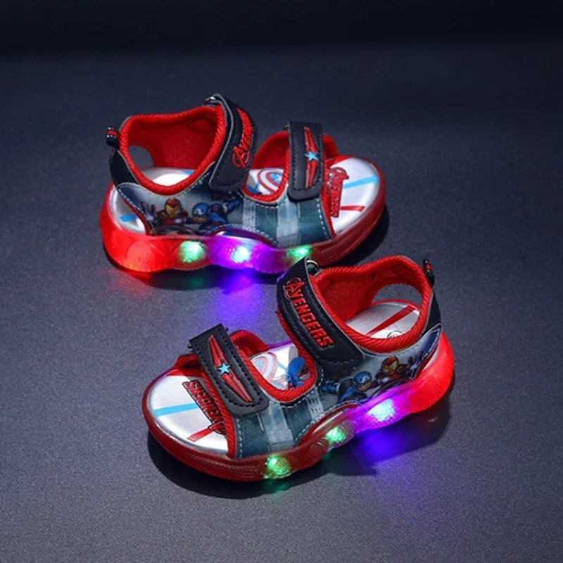 Bambini ragazze sandali estivi Led scarpe luminose luminose ragazzi Cartoon Captain America pantofole bambino Sport Running scarpe da spiaggia