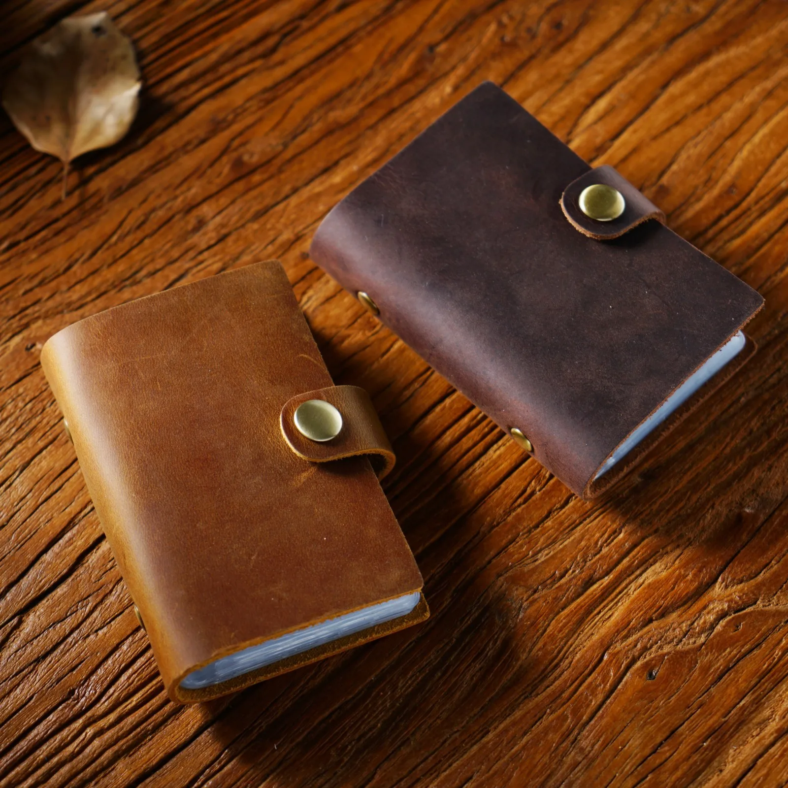 محفظة بطاقات الائتمان الجلدية العتيقة مع 20 فتحة PVC، حافظة حامل بطاقات بسيطة من الجلد الناعم للنساء والرجال مع إغلاق سريع