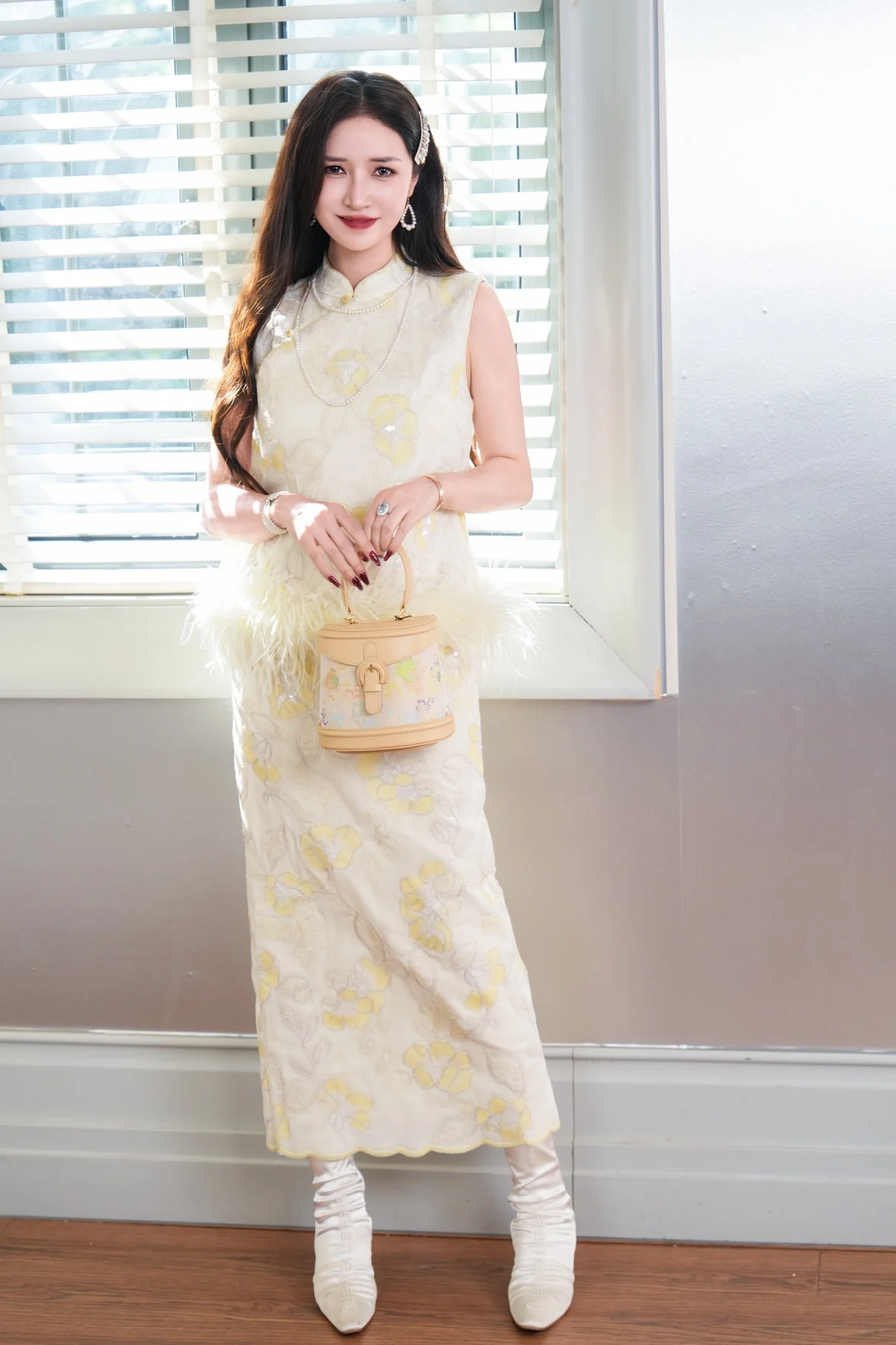 

Новинка 2025: Уникальный женский комплект с жилетом из страусиных перьев и шелковой вышивкой, традиционная китайская длинная юбка, теплый повседневный наряд.