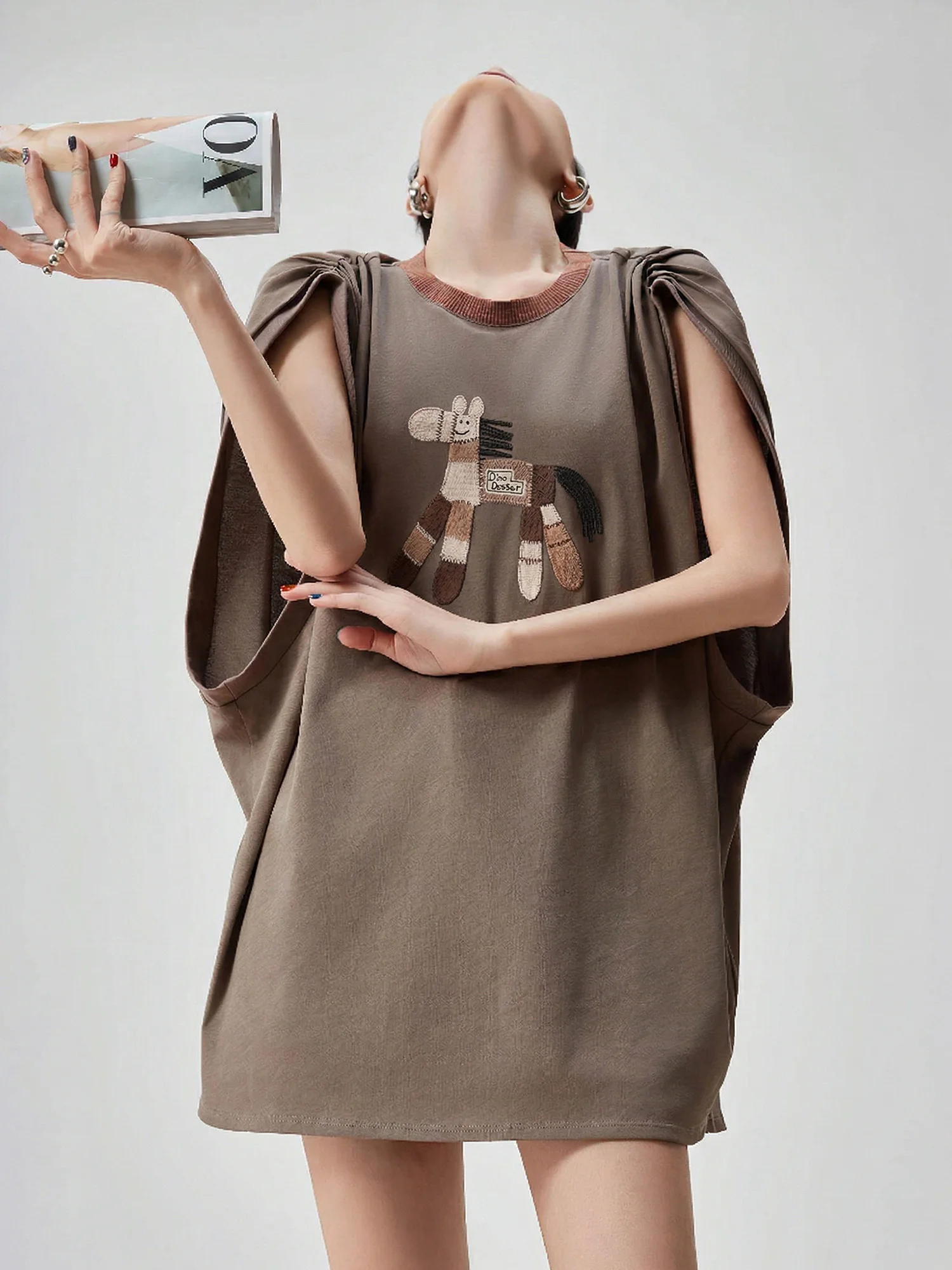 

Повседневная женская футболка цвета хаки с вышивкой, круглым вырезом и коротким рукавом, свободного кроя, летняя новинка, удобная, из полиэстера