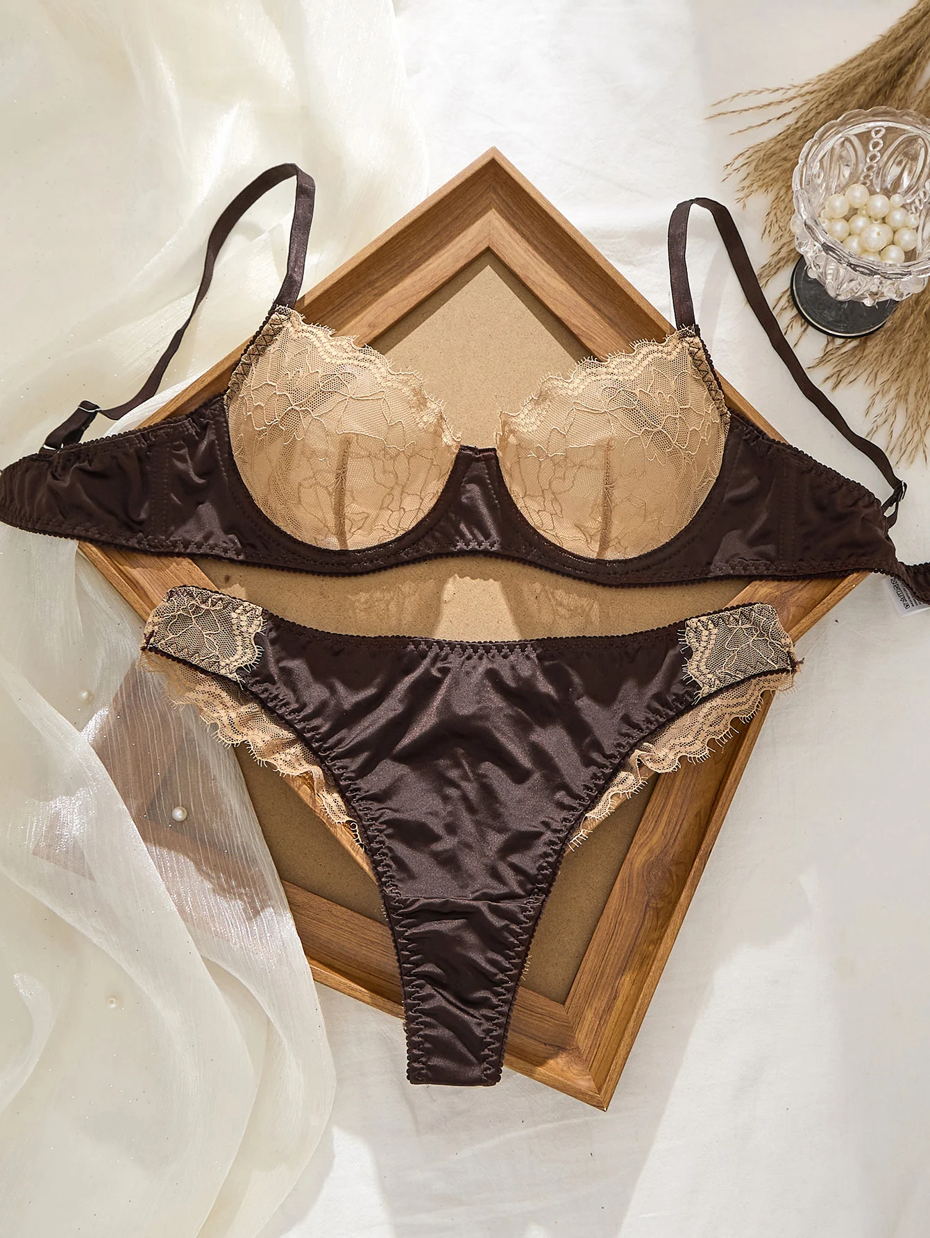 Ensemble de lingerie sexy en dentelle brodée pour femmes, soutien-gorge ultra fin respirant, décoration à boutons, sous-vêtements, soutien-gorge français, ensembles de strings
