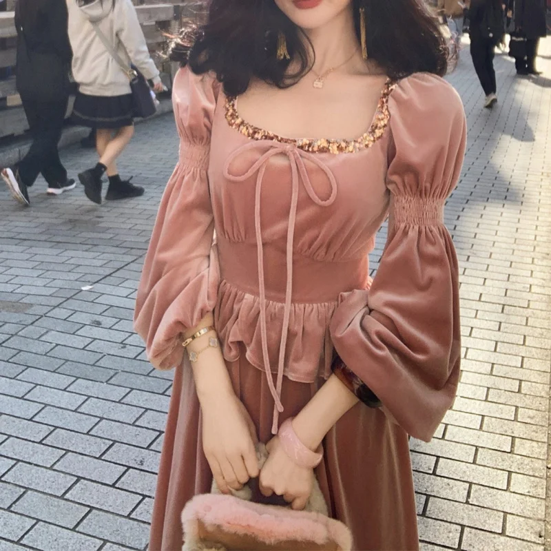 ชุดเดรสกำมะหยี่ซาตินสไตล์โกธิคยุคกลางสุดโรแมนติก คอเหลี่ยม ดีไซน์หรูหราสไตล์ฝรั่งเศส สำหรับฤดูใบไม้ร่วงและฤดูหนาว ชุดเดรสวินเทจสำหรับผู้หญิง