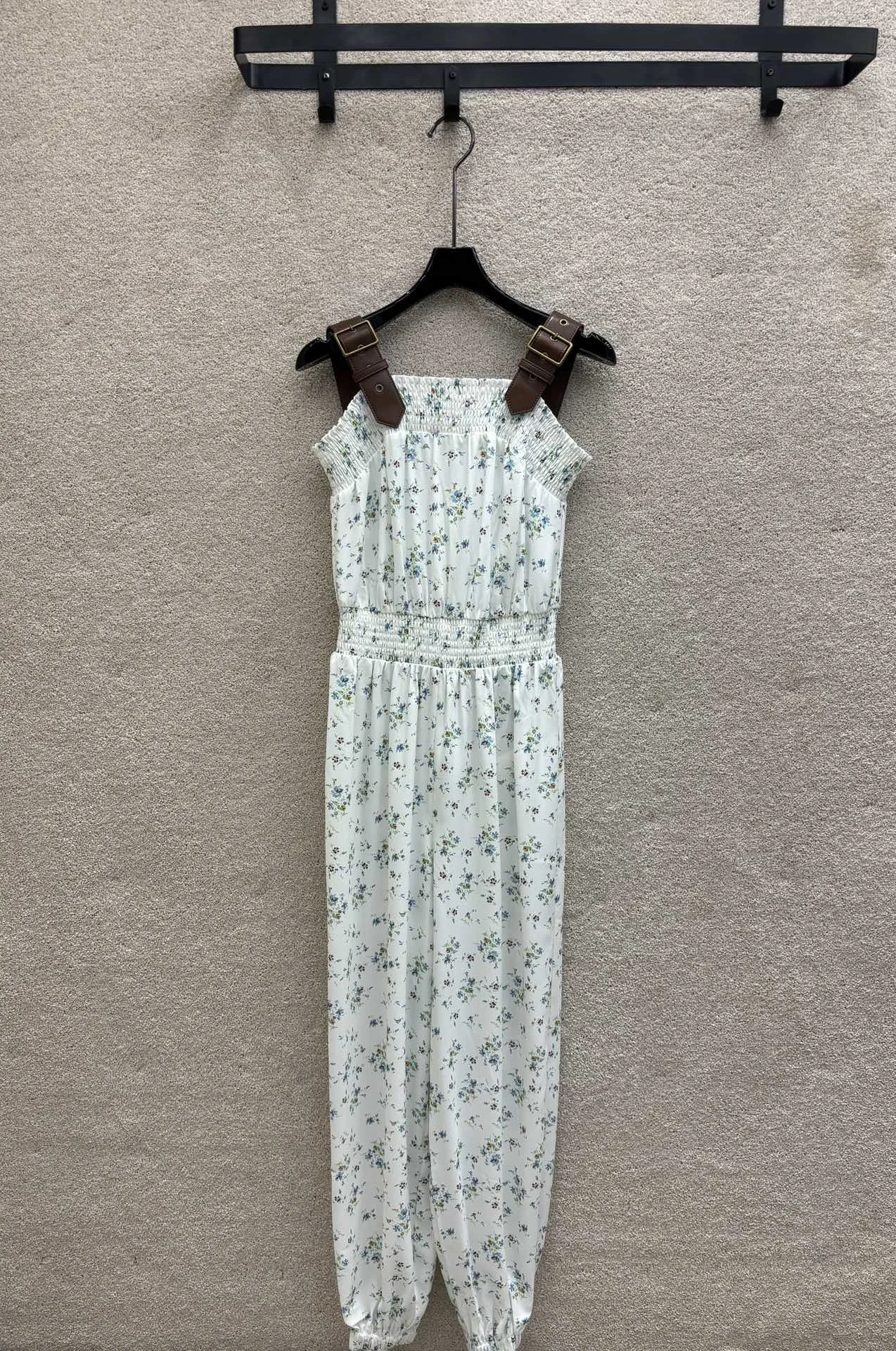 

2024 Spring/Summer New Women's Wear Leather Stripe Strap Floral Elastic Waist Jumpsuit 0409