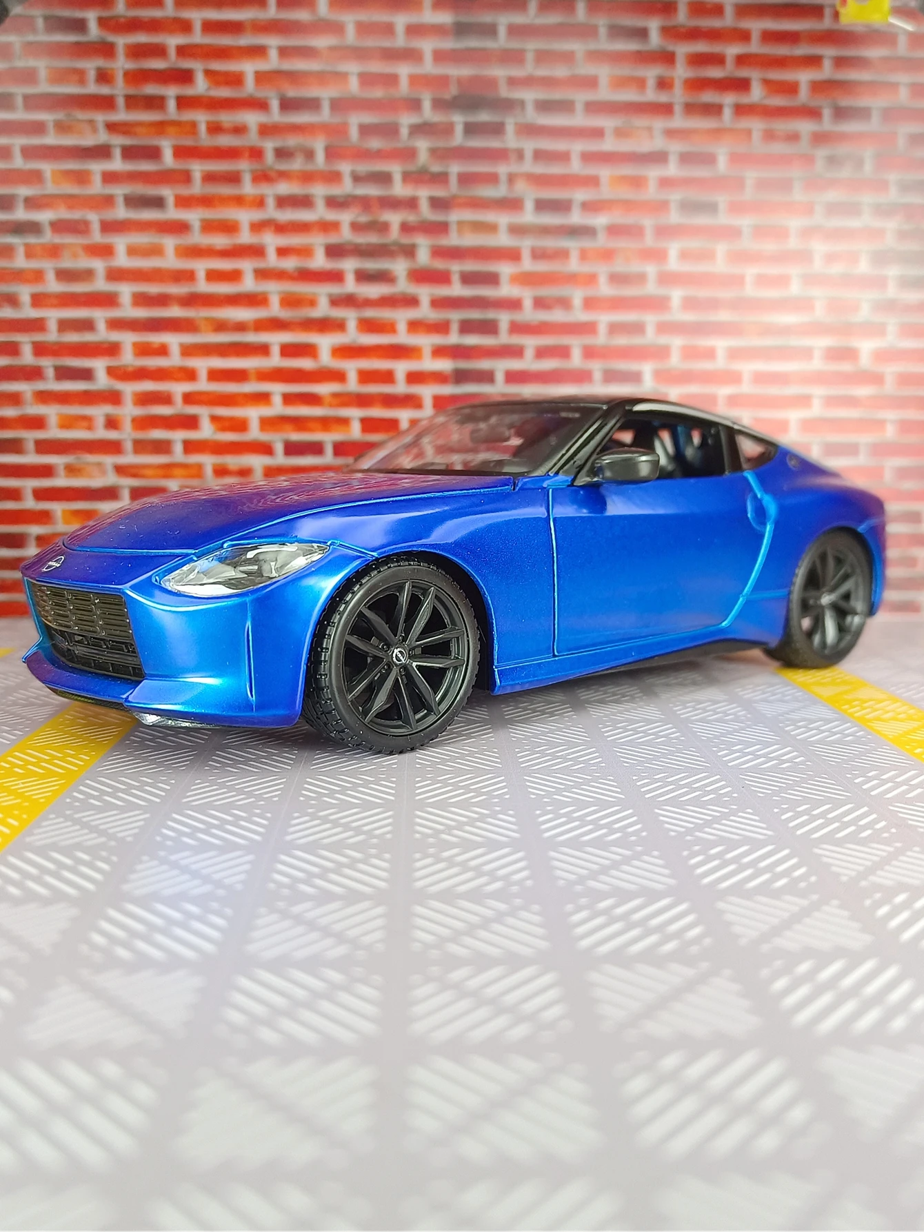 

Модель автомобиля Nissan Z из сплава металла Maisto в масштабе 1:24, с открывающимися двумя дверями с обеих сторон, богатая детализация, высокое качество изготовления.