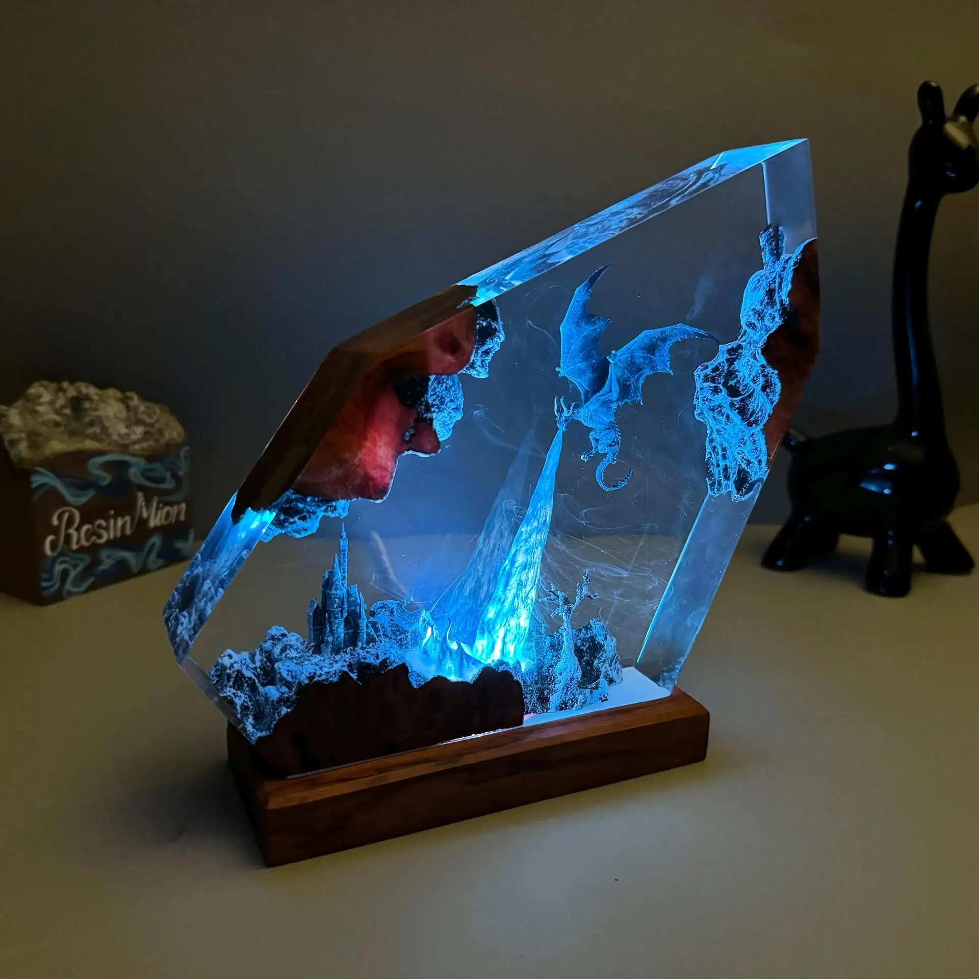 โคมไฟเรซิ่น Ice Dragon Theme Night Light Creative Art ตกแต่ง Magic World Dragon ภูมิทัศน์ตารางโคมไฟชาร์จ USB