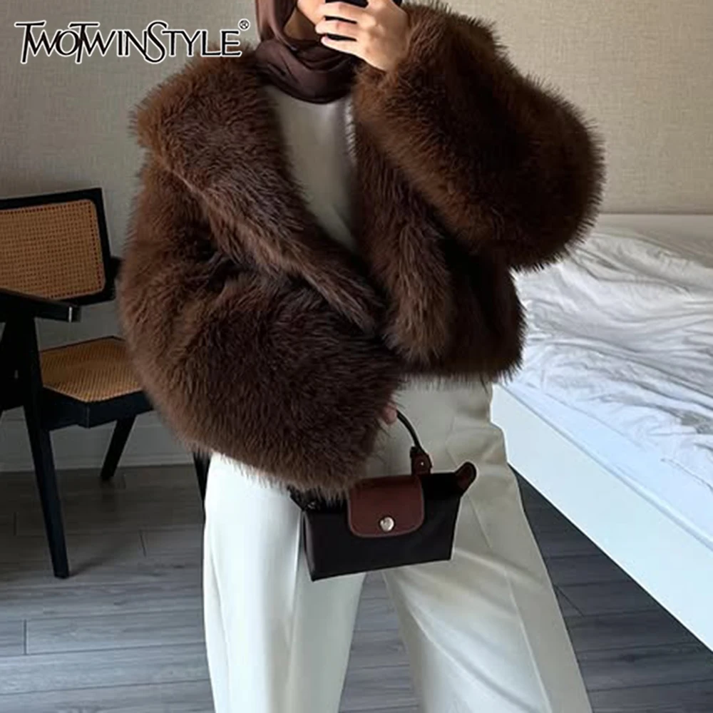 

TWOTWINSTYLE зимняя темпераментная короткая куртка для женщин с лацканами и длинными рукавами в стиле пэчворк, пальто из искусственного меха, женская модная стильная одежда