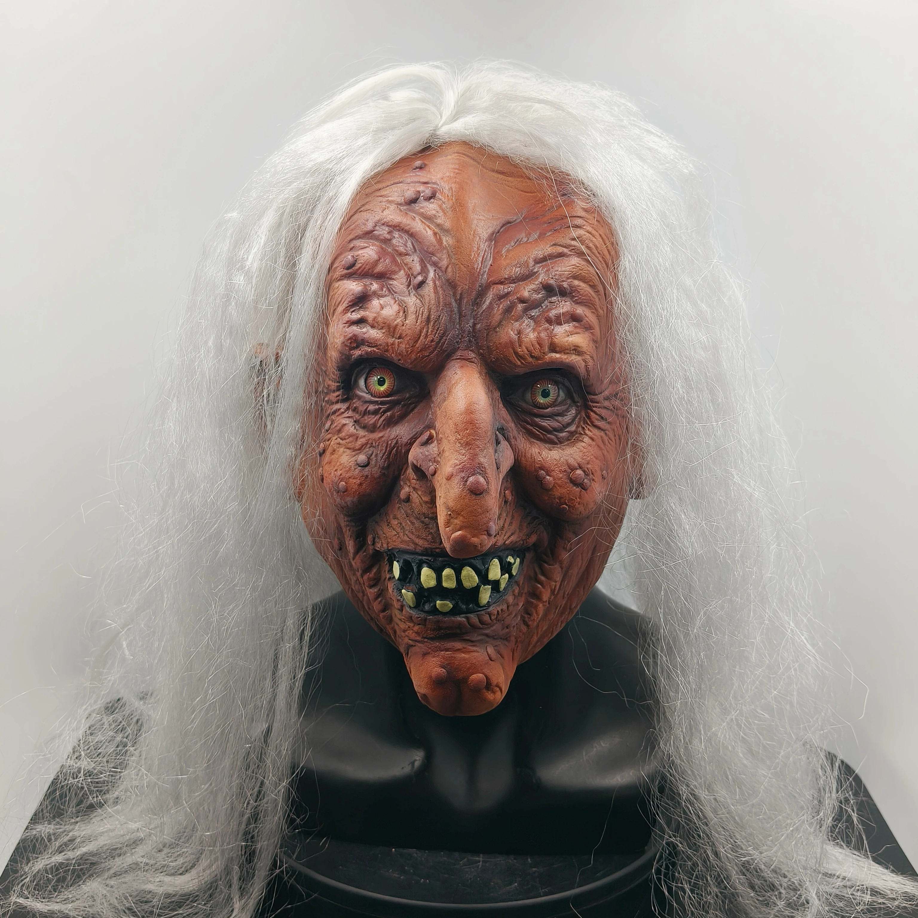 Realistische Latex-Alterfrauenmaske Gruselige Hexenmaske Unheimliche Oma Vollkopf-Gesichtsmaske mit Weißem Haar Horror Cosplay Halloween-Party-Kostüm – Detail 4