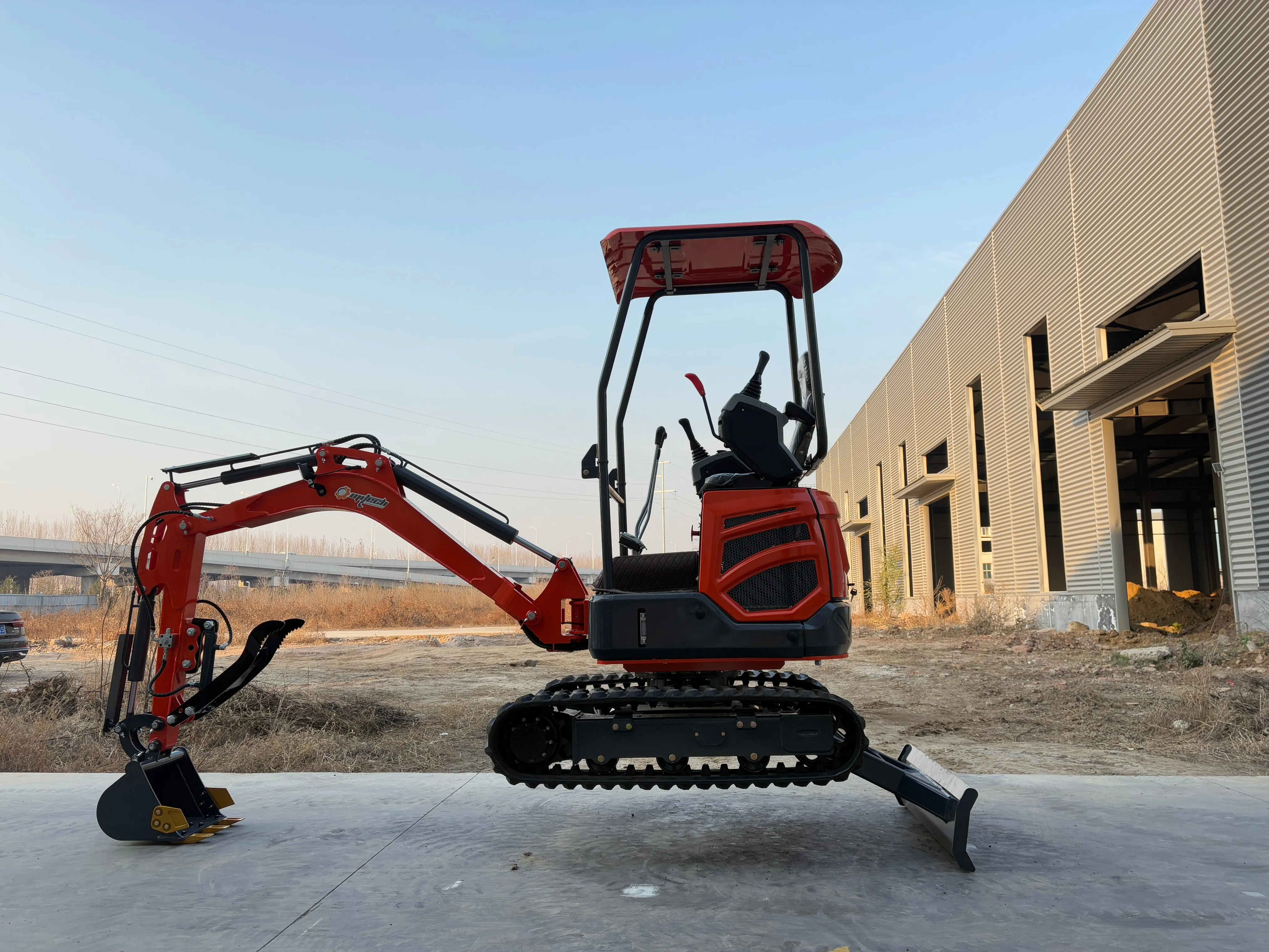 

Небольшой экскаватор OMI T18 по индивидуальному заказу с поворотным рычагом и высокоэффективной гидравлической системой — идеально подходит для использования на ферме