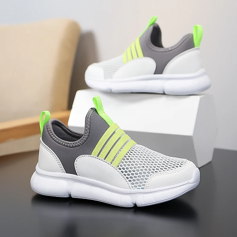 

Пара детских спортивных кроссовок с дышащим сетчатым верхом, цельной конструкцией без застежек и прочной подошвой AYY-L9759A.