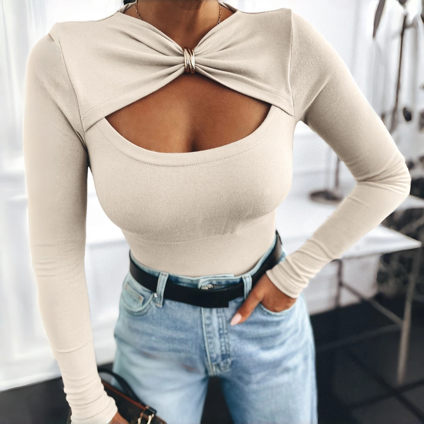 خريف شتاء جديد إمرأة موضة سليم كم طويل تي شيرت القوس الرقبة زر معدني تصميم جوفاء الترفيه تخفيف تنوعا