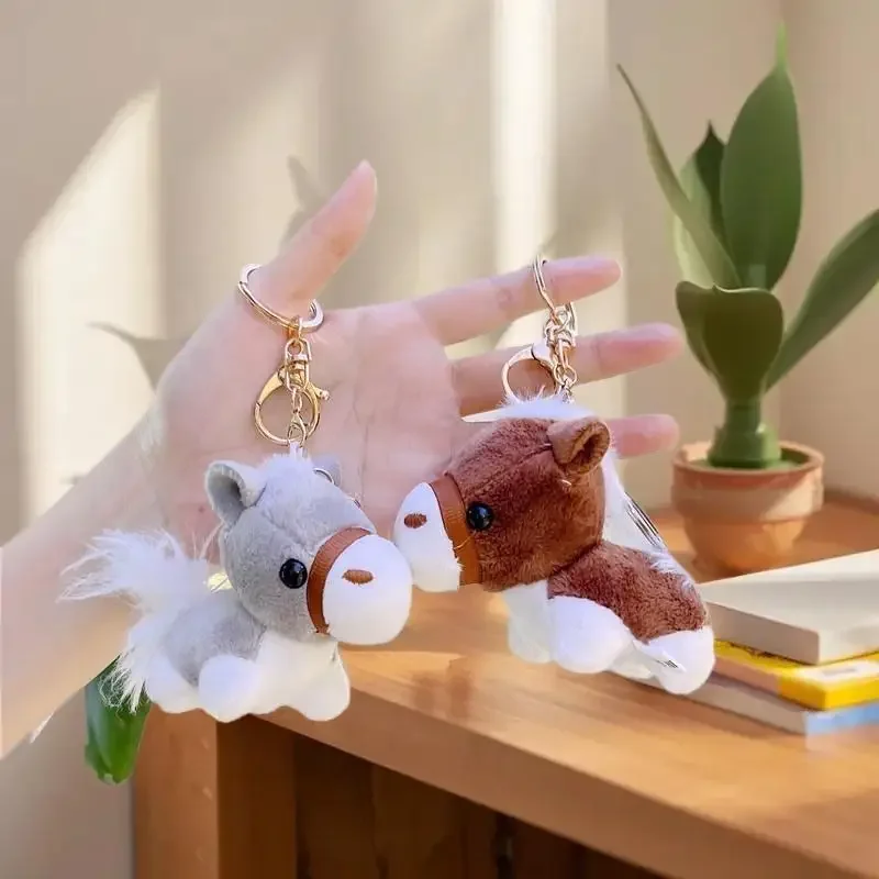 Miękki pluszowy breloczek z koniem; Uroczy pluszowy kucyk z kreskówki; Unikalny prezent na Rok Konia i ozdoba do torby