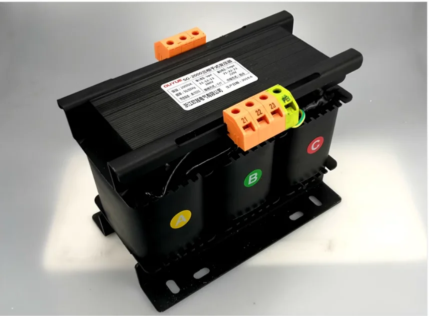 Three-phase isolating transformer