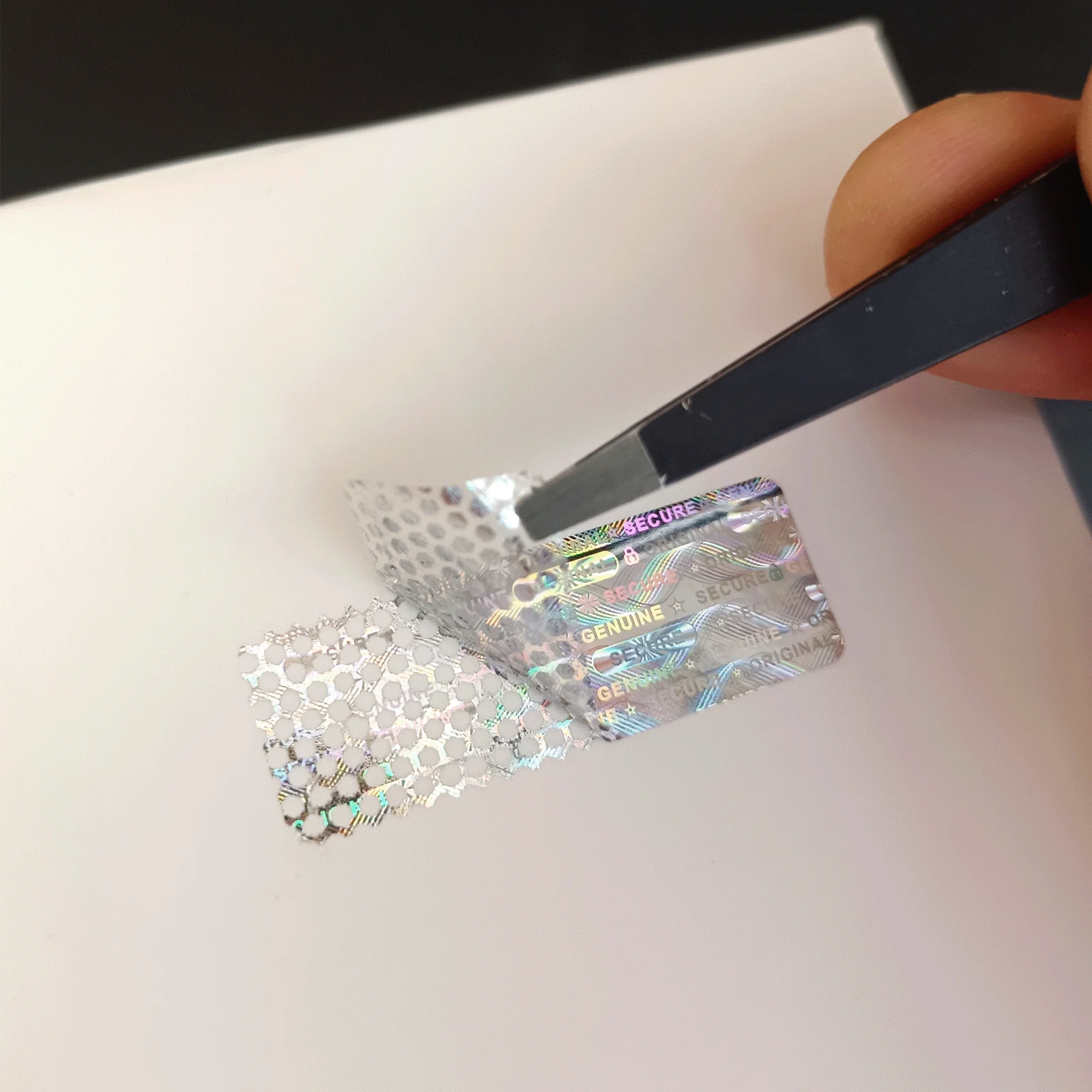 Naklejki ochronne z hologramem, naklejki zabezpieczające przed manipulacją, naklejki zabezpieczające gwarancję, oryginalne etykiety antyfałszerstwa, naklejki 37x13 mm. — zdjęcie produktu 6