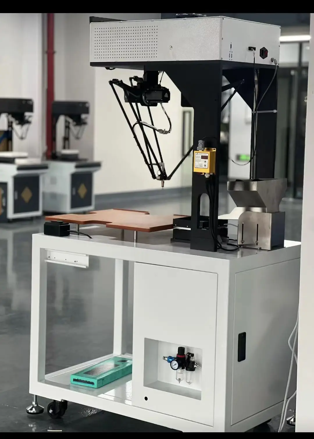 

Система визуального питания рабочей станции с гибкой загрузкой