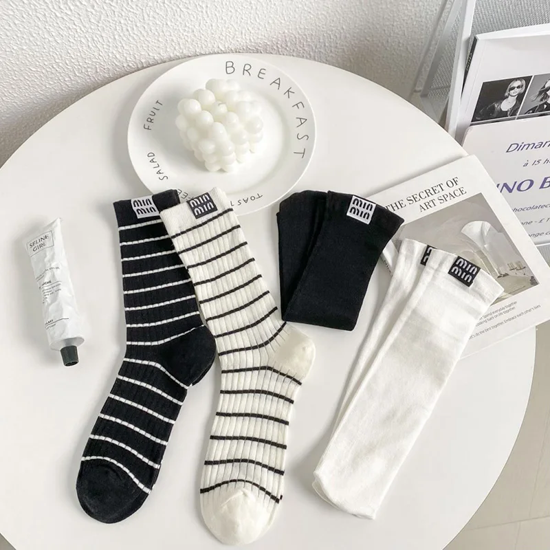 Thinscocks dla kobiet nadruk w paski japoński koreański styl moda cienka luźna środkowa tuba letnie skarpetki luksusowy jednolity kolor MinMin