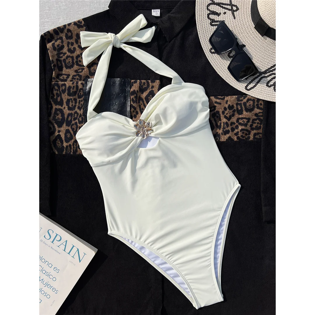 Vollständig Rückenfreier Weißer Metall-Blumen-Badeanzug für Damen, High-Cut, Rückenfreier Einteiler, Gepolsterter Badeanzug, Badebekleidung, Schwimmanzug V6401 – Detail 6