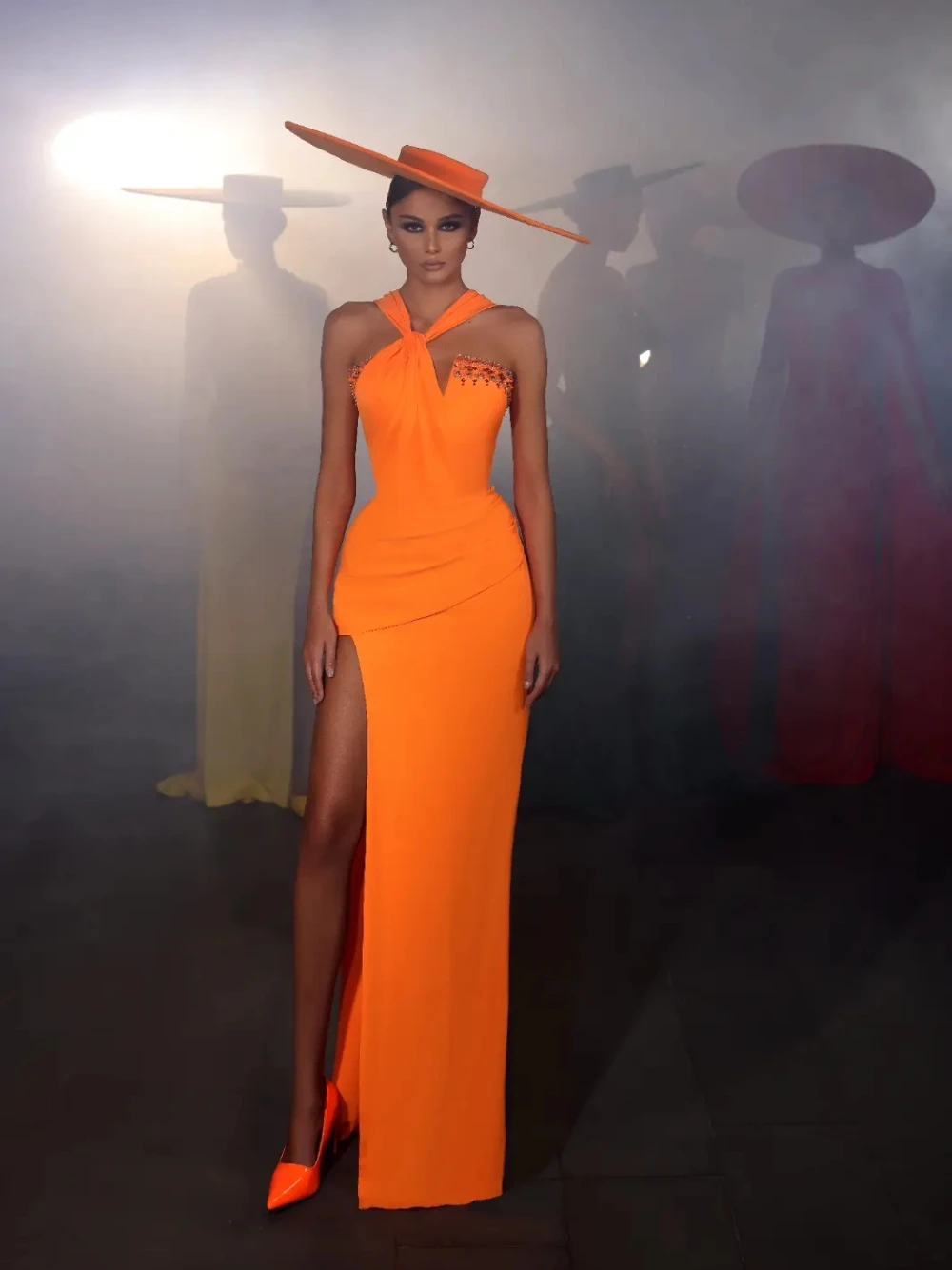 Auffälliges leuchtend orangefarbenes Neckholder-Abendkleid mit hohem Schlitz, elegantes formelles Damen-Abschlussball-Galakleid mit Perlen an der Schulter, Party