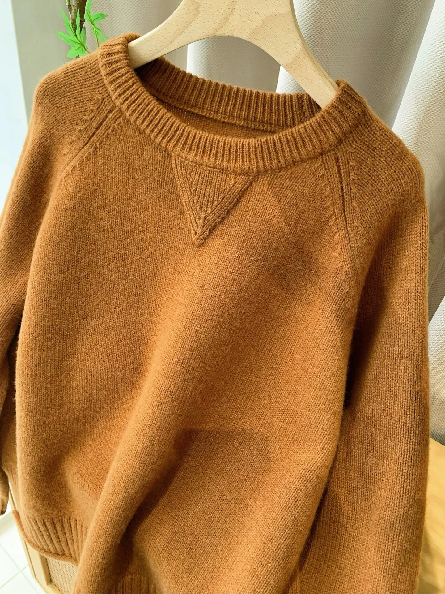 

Новый осенне-зимний жаккардовый вязаный топ с круглым вырезом для женщин, свободный крой, для похудения, универсальный и стильный.