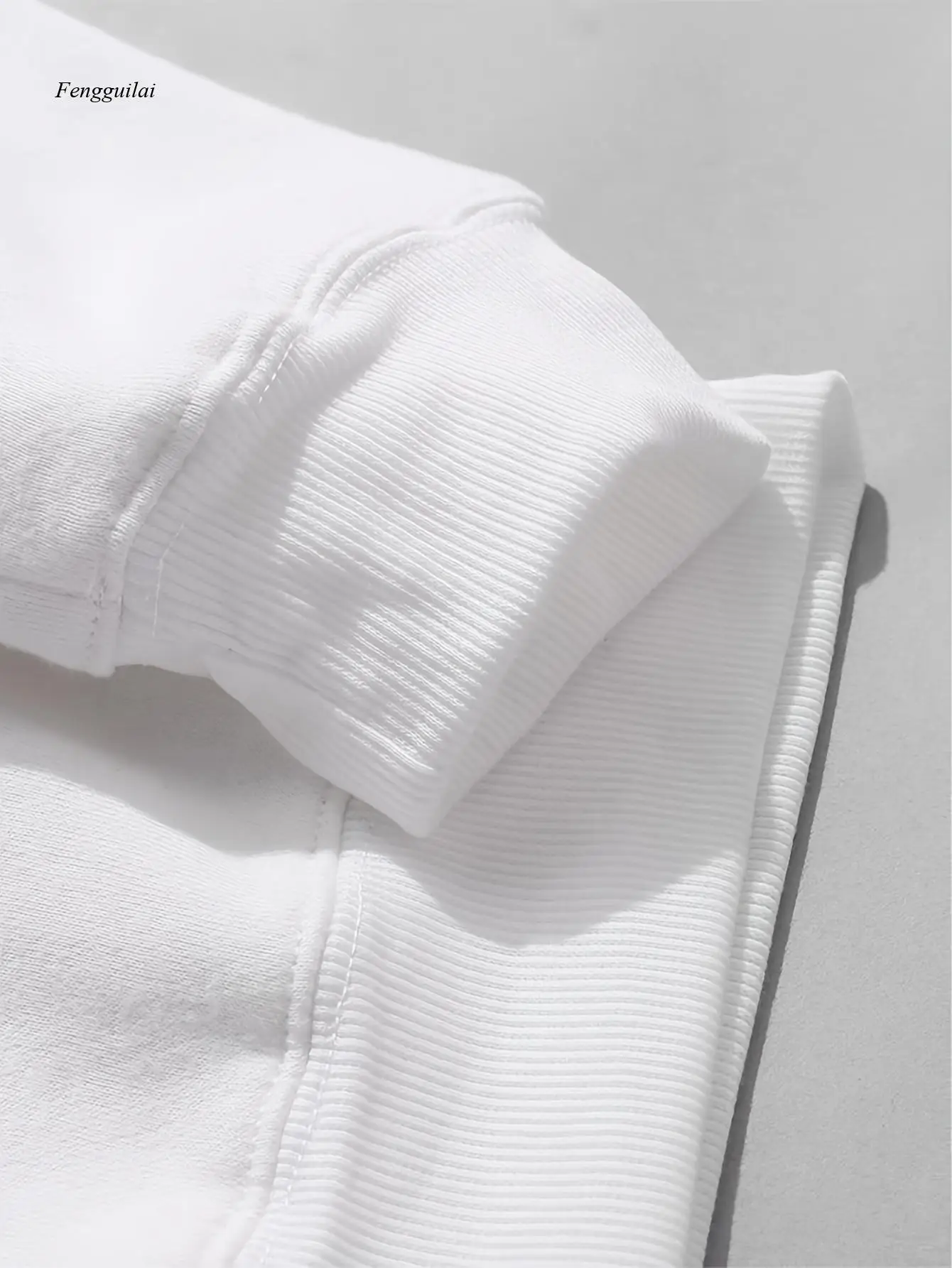 シンプルなデザインのプルオーバーパーカー、スケートボードに乗った牛のプリントが施されており、暖かく快適です。