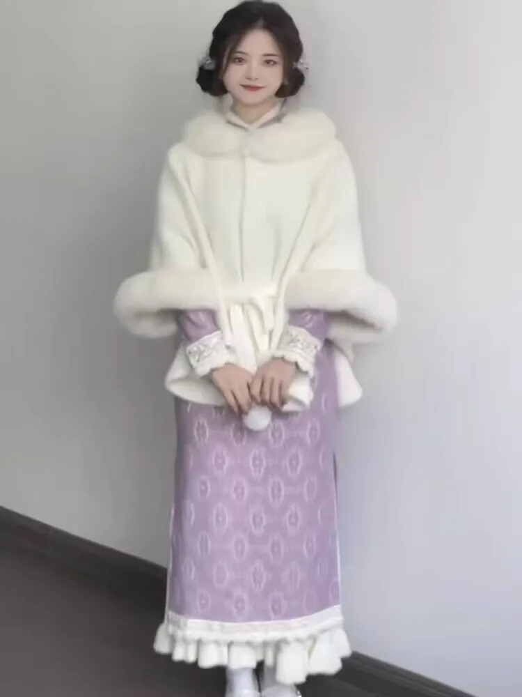 

Утепленный укороченный кардиган-жакет с воротником-стойкой и рукавами «летучая мышь» из белого норкового бархата, модный, приталенный, с эффектом стройности