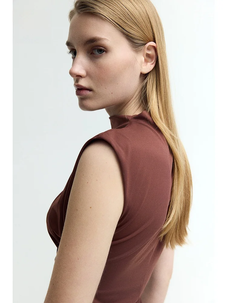 ชุดเดรสทรงเอไลน์ผ้าพลีทแบบยาว คอสูง แขนยาว ผ้าโพลีเอสเตอร์ผสมสแปนเด็กซ์ สำหรับผู้หญิง ยี่ห้อ H&M รุ่น Dr Ele Slim Fit