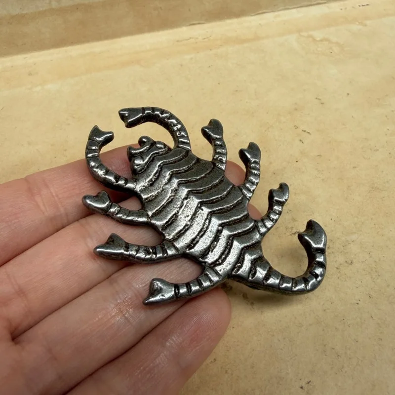 Tibetan-style iron scorpion ornament, Tibetan Wrathful Lotus Master nine-headed scorpion with diamond base decorative pendant