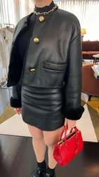 Mingyuan Ms. Fan's leather jacket is fashionable, exquisite, and noble in temperament. The short fur one-piece jacket looks slim