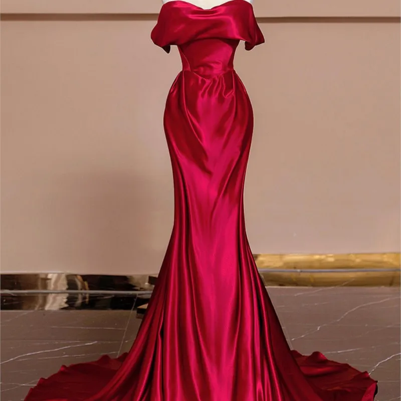 

Light luxury temperament red toast dress piano banquet host chorus