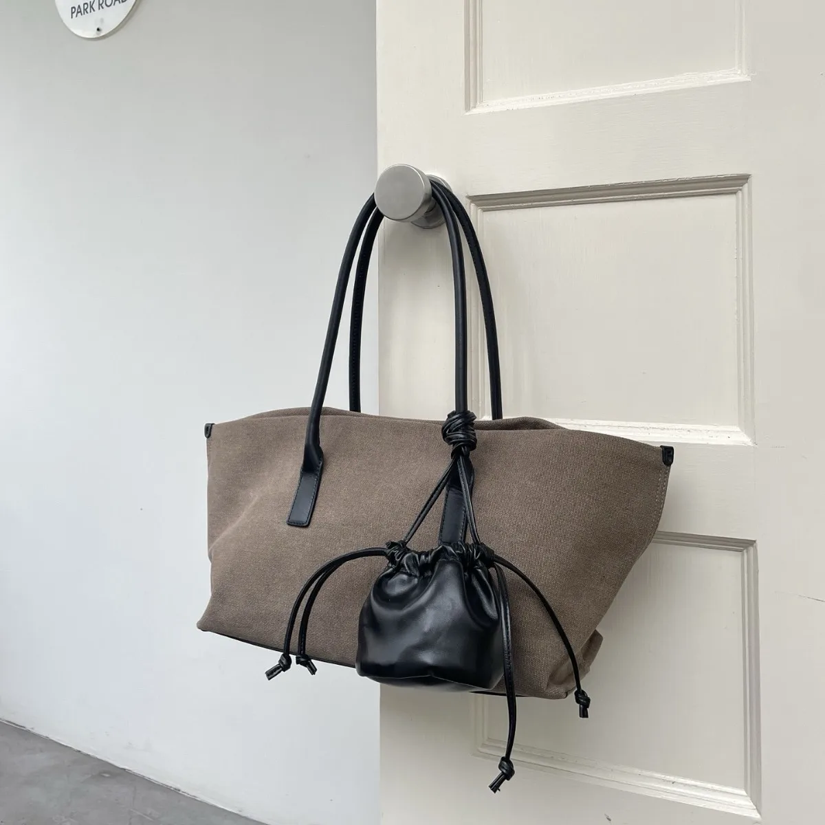 

Canvas cowhide tote bag 2025 new niche design vintage large capacity cowhide mother bag fashionable ladies shoulder bag