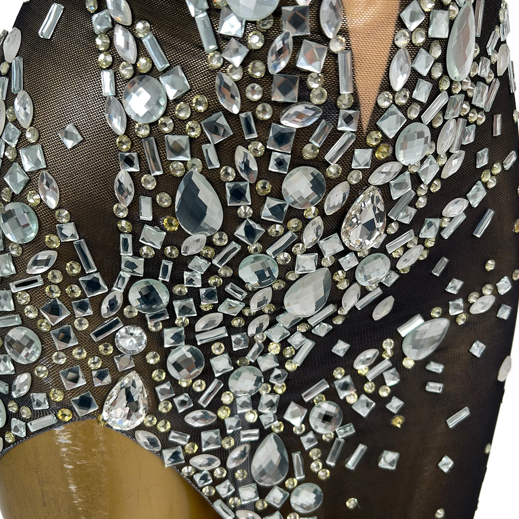 فستان Duyixiang أنيق للنساء بحمالات فضي وحجر الراين مثير شفاف من خلال فستان شبكي غير منتظم فستان أداء المسرح #6