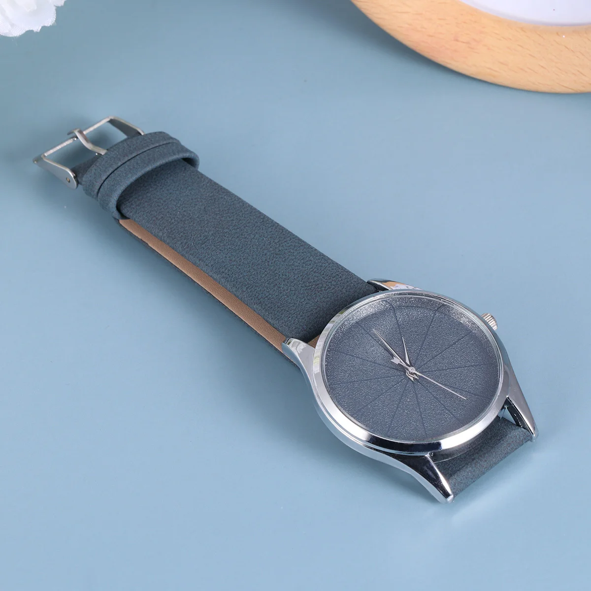 

Thin Strap Wristwatch for Women Simple Quartz Movement Accurate Timekeeping Elegant Gift for Valentine's Day