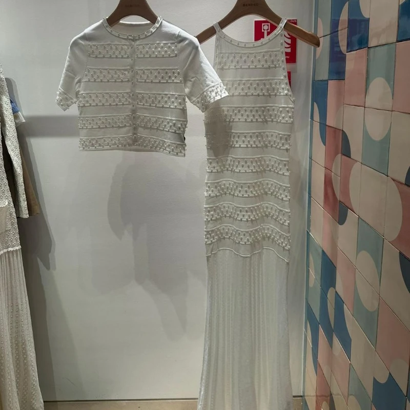 

Женский белый вязаный костюм-двойка с жемчужным облегающим платьем на подтяжках или кардиган с короткими рукавами и круглым вырезом.
