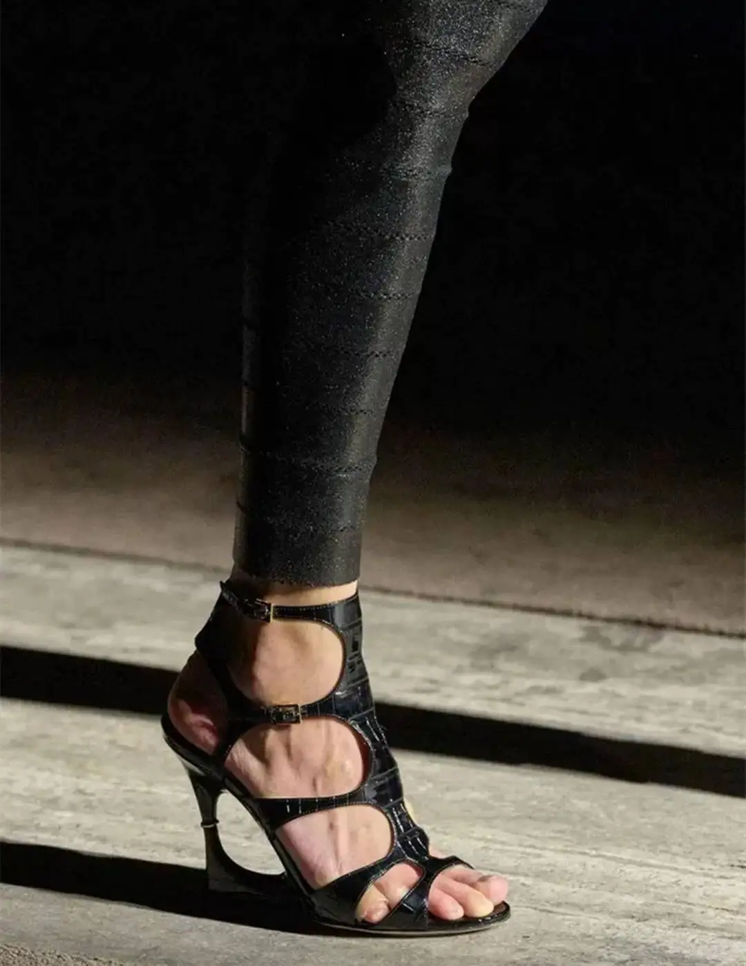 

2025 женские летние сандалии на высоком каблуке нестандартной формы, модные и сексуальные, большие римские сандалии 34–4