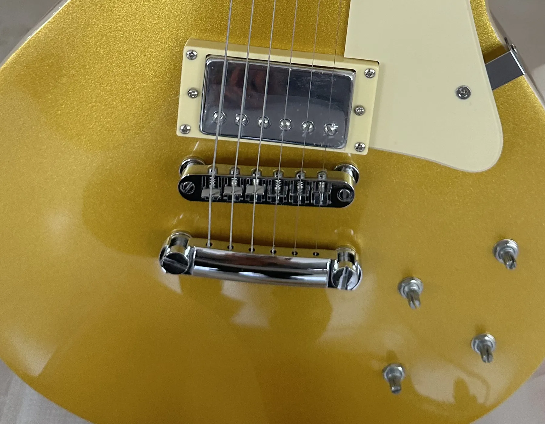 

Standard electric guitar, golden, signature guard, in stock, lightning package