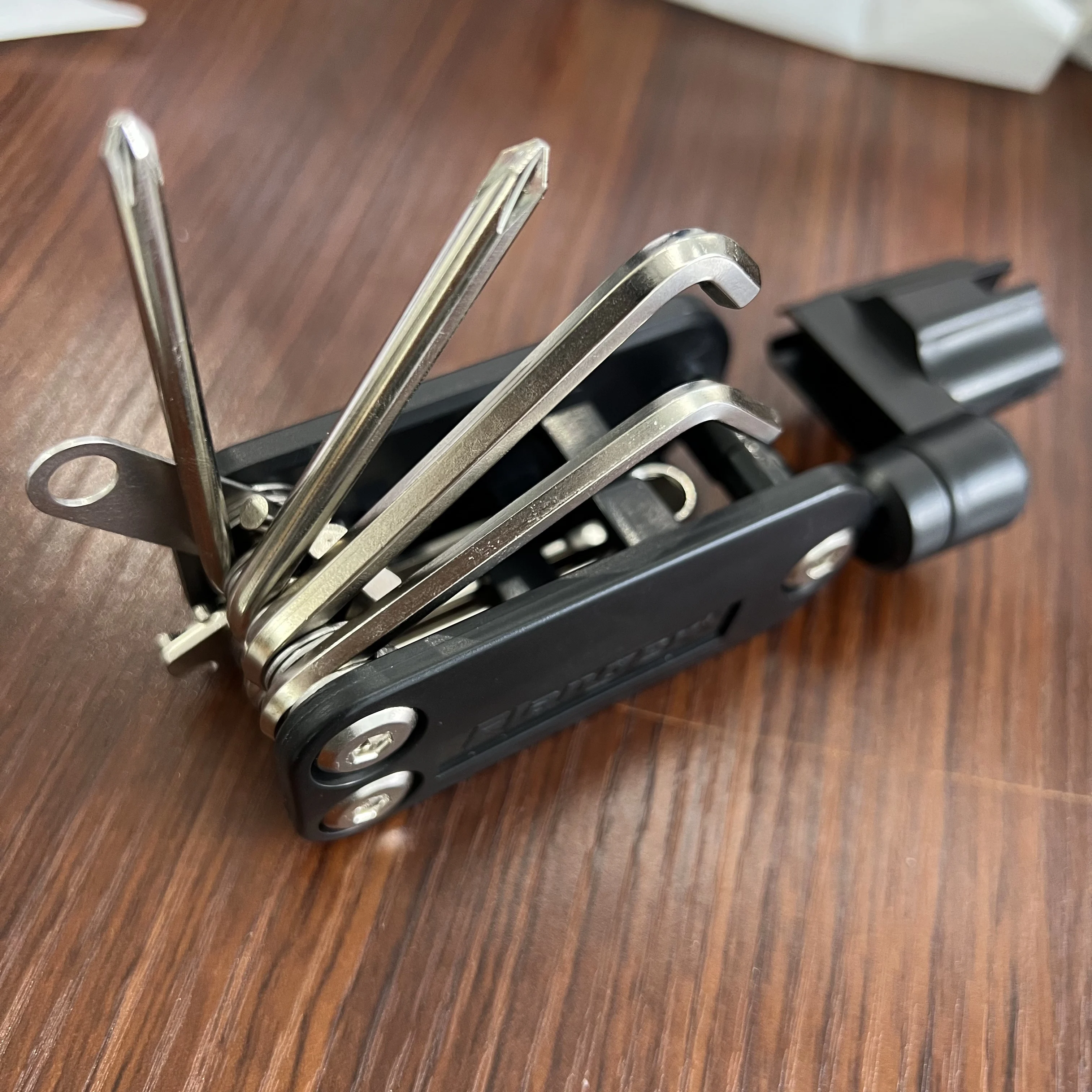 مجموعة أدوات تقنية متعددة الوظائف للجيتار FMT13 - تحتوي على 13 أداة إصلاح جيتار، بما في ذلك مفتاح ربط سداسي ومفك براغي