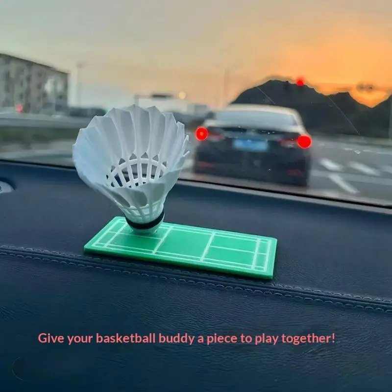 Kreatives, lustiges, rotierendes Badminton-Auto-Ornament, schüttelnder Federball, Armaturenbrett-Dekoration für Autodekoration und Badminton-Enthusiasten