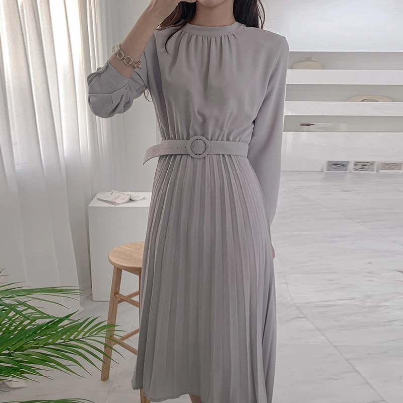 Elegancka, jesienno-zimowa spódnica midi z plisowanym, podkreślonym pasem, z paskiem, idealna do pracy.