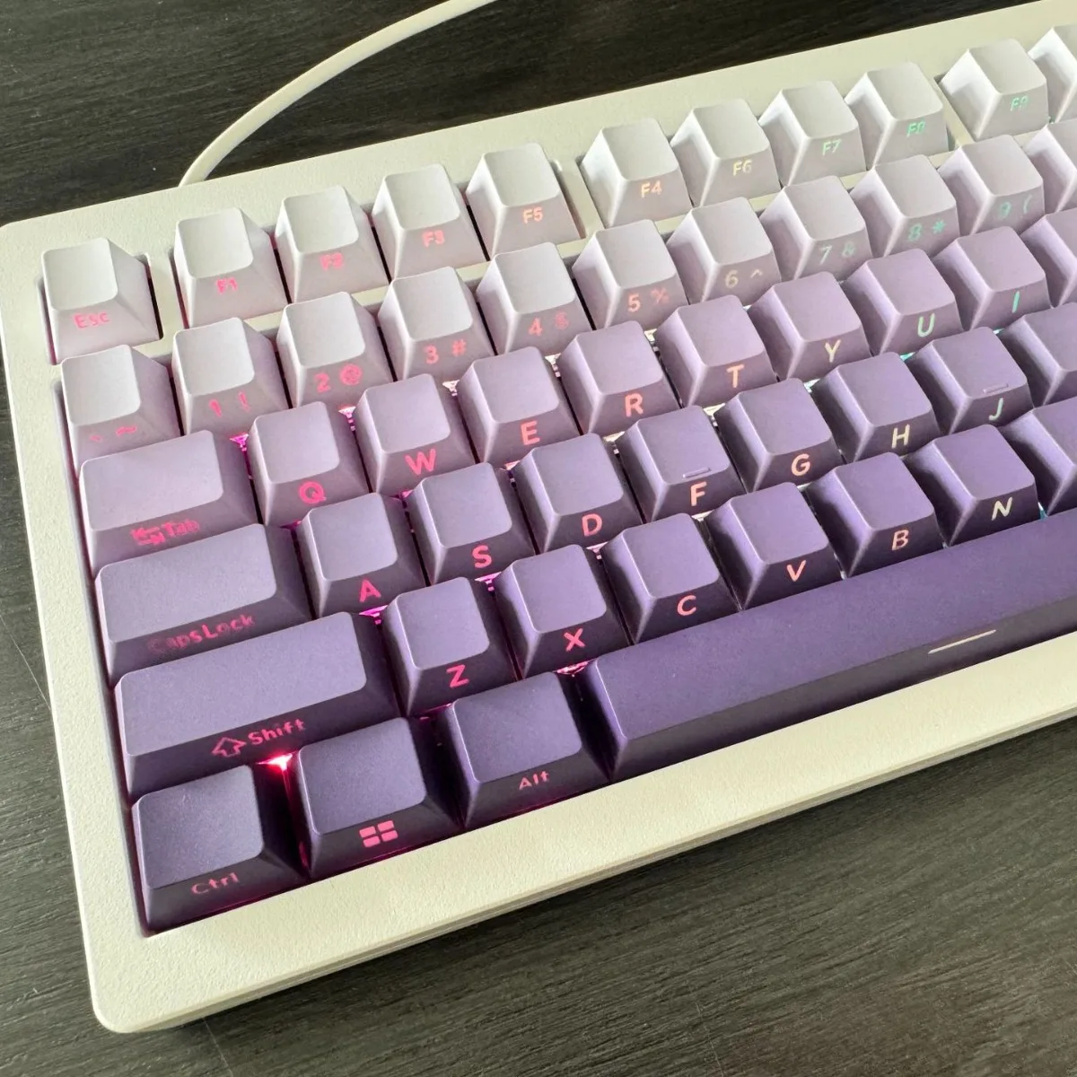 

Оригинальные механические колпачки для клавиатуры из PBT-пластика, с градиентной фиолетовой окраской и гравировкой сбоку, готовое изделие.