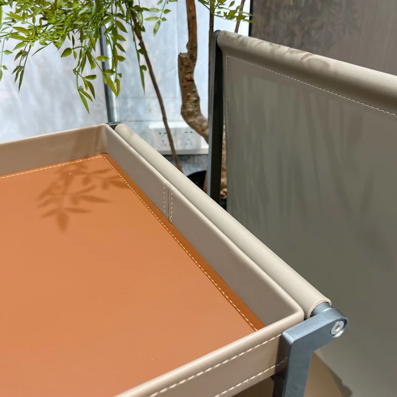 Lichte luxe zadelleren bankrandtafel, beweegbare plank op woonkamerbalkon, designwagen kleine appartement salontafel