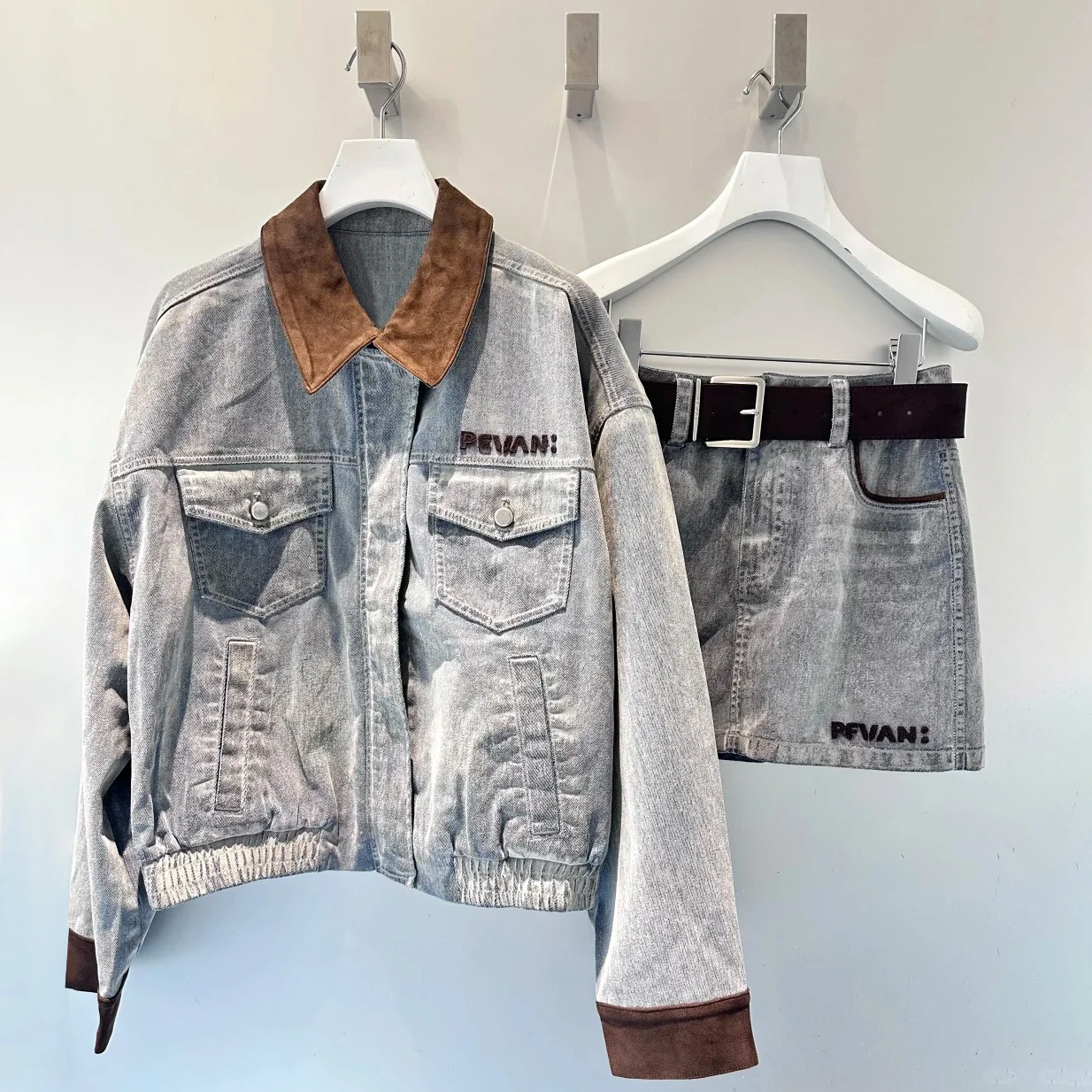 

Элегантный ретро-комплект из замшевой джинсовой куртки и юбки: женская осенняя коллекция, укороченный жакет на пуговицах и юбка с высокой талией