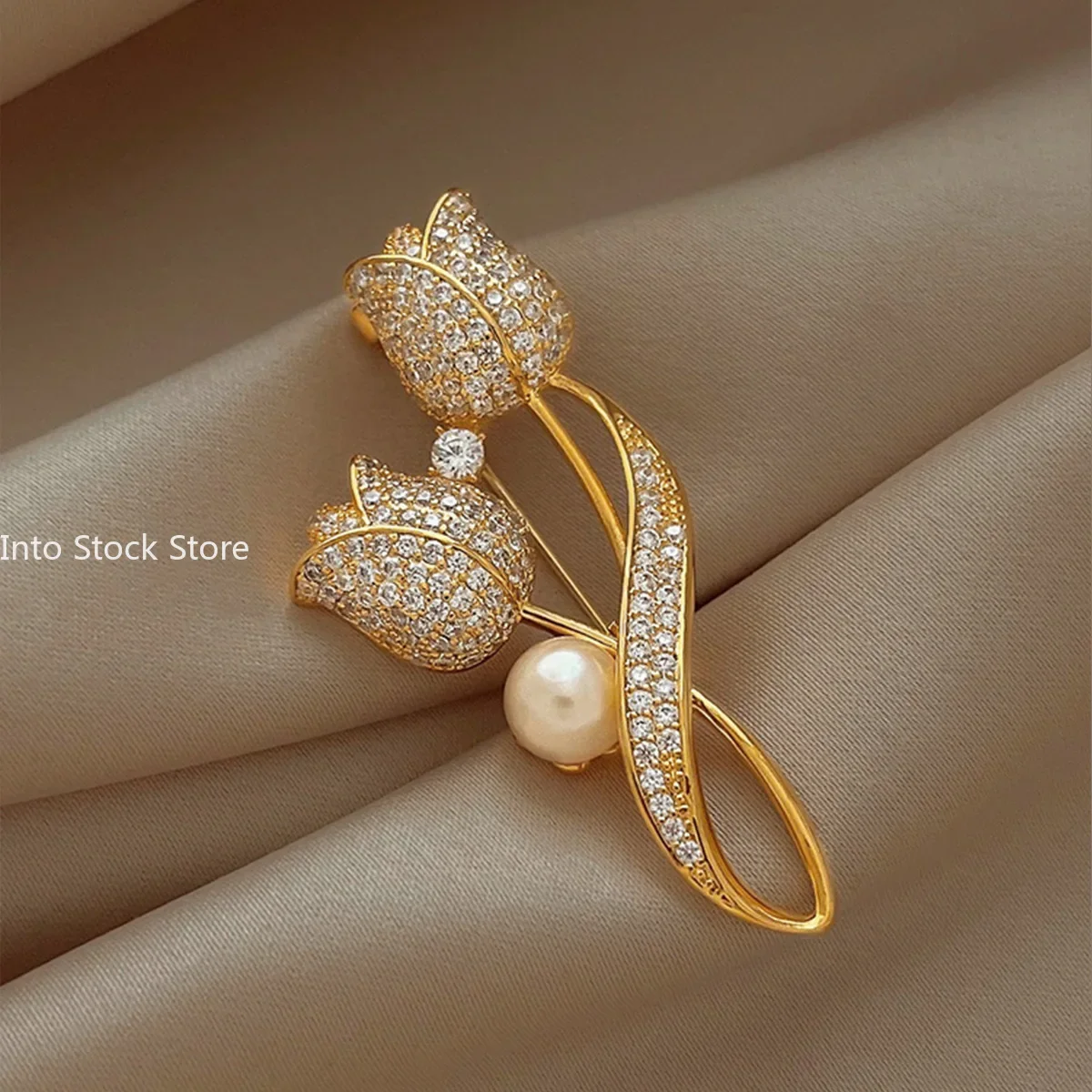 1PCS New Tulip Flower Golden Brooch Elegant Design Sense Rose White Stone Jewelry Luxury High Quality Brooches